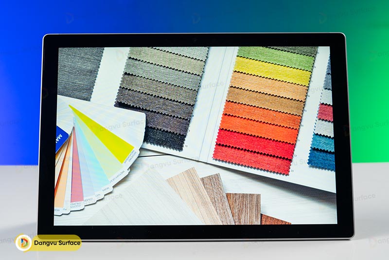 Màn hình Surface Pro 7 với viền lớn