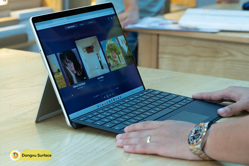 Surface Pro 8 phù hợp với với đa dạng du cầu sử dụng, phân khúc của khách hàng khác nhau