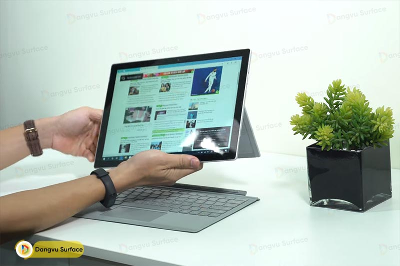 Không cần phụ kiện bổ trợ như những dòng Tablet khác, Surface Pro hoàn toàn có thể đứng ở mọi góc độ