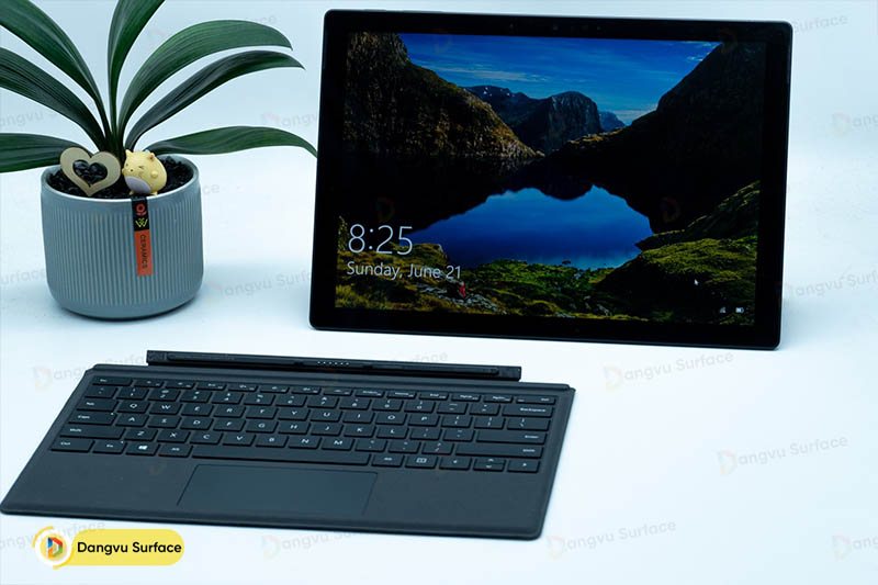 Surface Pro chỉ mang thiết kế của Tablet còn những cái còn lại đều là Laptop