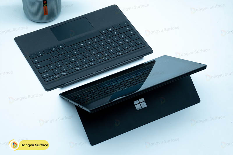 Cùng kickstand và bàn phím tạo thành một laptop thứ thiệt