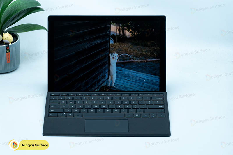 Surface Pro dùng còn hay hơn Laptop bình thường nhiều chứ nói gì đến Ipad