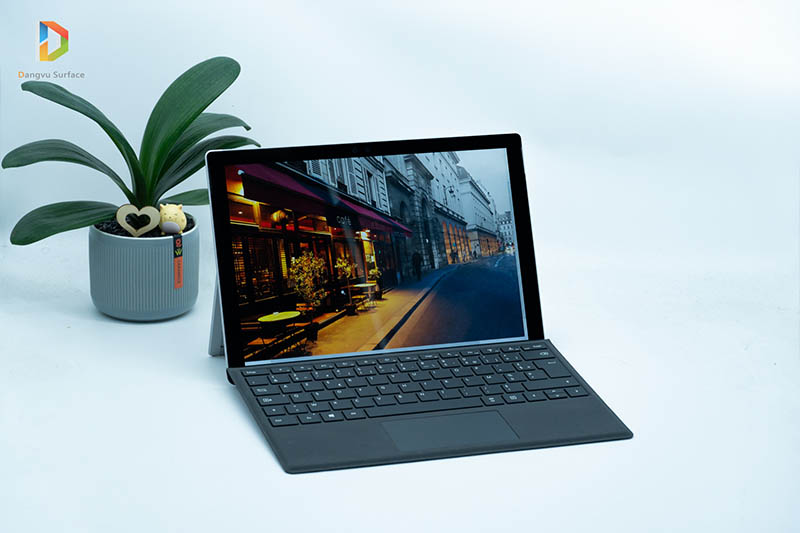 Surface Pro 5 thì không khác gì Pro 7 chỉ có cấu hình yếu hơn thôi