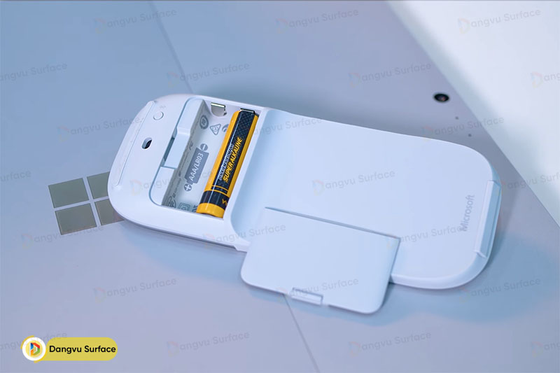 Chuột chạy bằng 2 cục Pin AAA và chỉ hoạt động khi bẻ cong