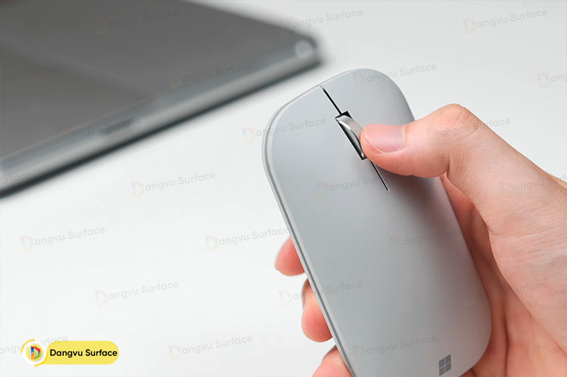 Giống như đa số các thiết bị Surface, Chuột Mobile khá mỏng nhẹ
