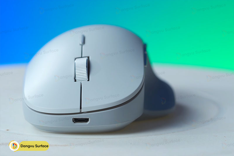 Người dùng có thể cắm dây chuột để sạc hoặc dùng kết nối dây thay cho Bluetooth
