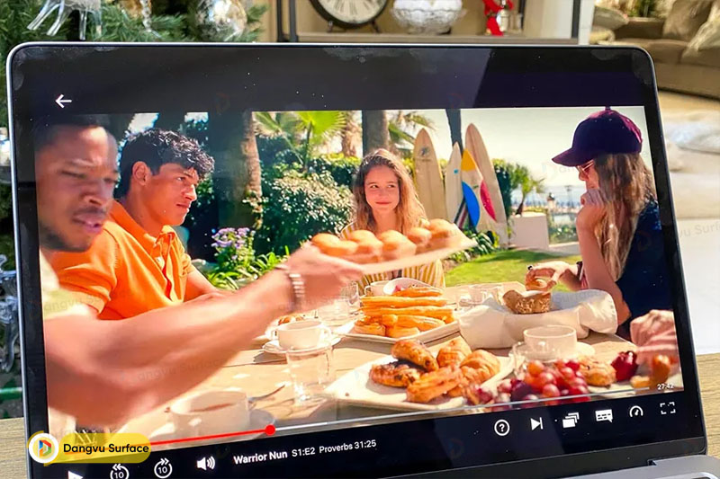 Màn hình rất phù hợp với việc xem video