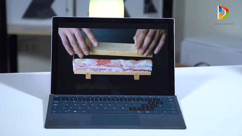 Còn Microsoft Surface đối thủ của Apple Macbook lại lựa chọn thiết kế tỉ lệ màn hình 3:2