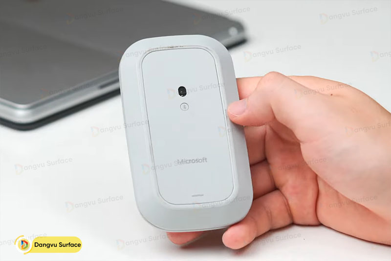 Việc kết nối Surface Mobile Mouse với máy tính cũng rất đơn giản chỉ với một nút bấm
