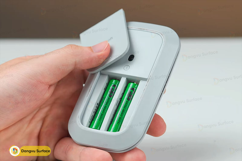 Với 2 cục pin 3a chính hãng Surface Mobile Mouse có thể sử dụng gần 1 năm trời