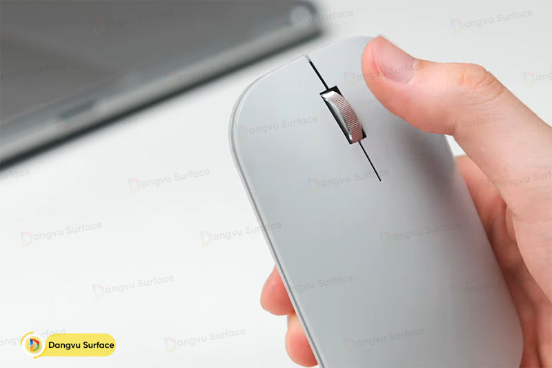 Thiết kế chuột Surface Mobile Mouse rất mỏng so với các chuột bình thường khác