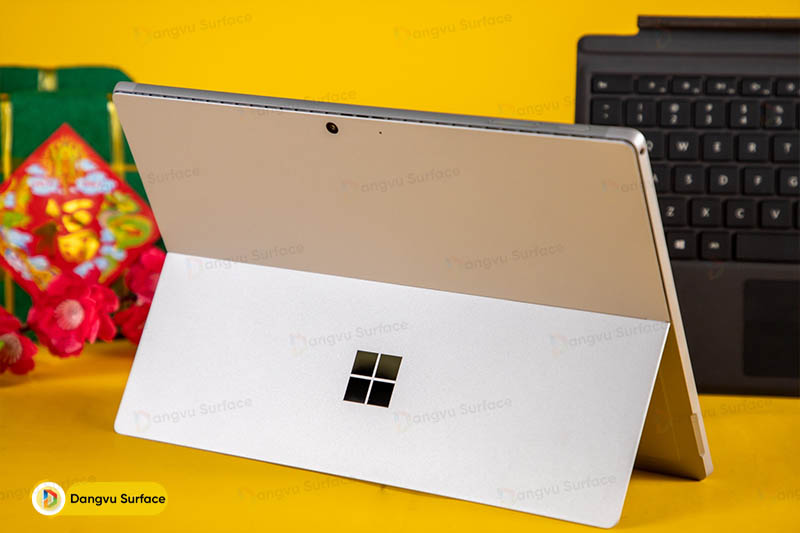 Surface Pro 7 chỉ ngang một quyển sách. Một dòng máy rất phù hợp để mang đi lại