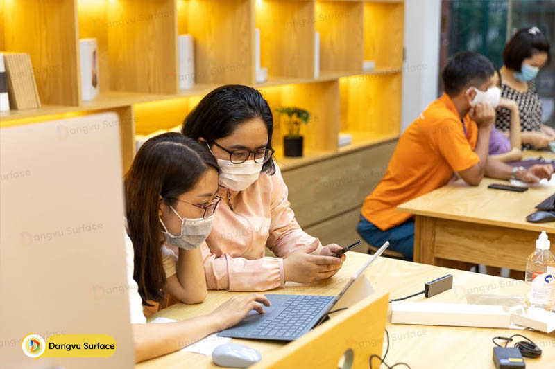 Một lợi thế nữa khi mua máy cũ là người dùng có thể thoải mái test tại Shop