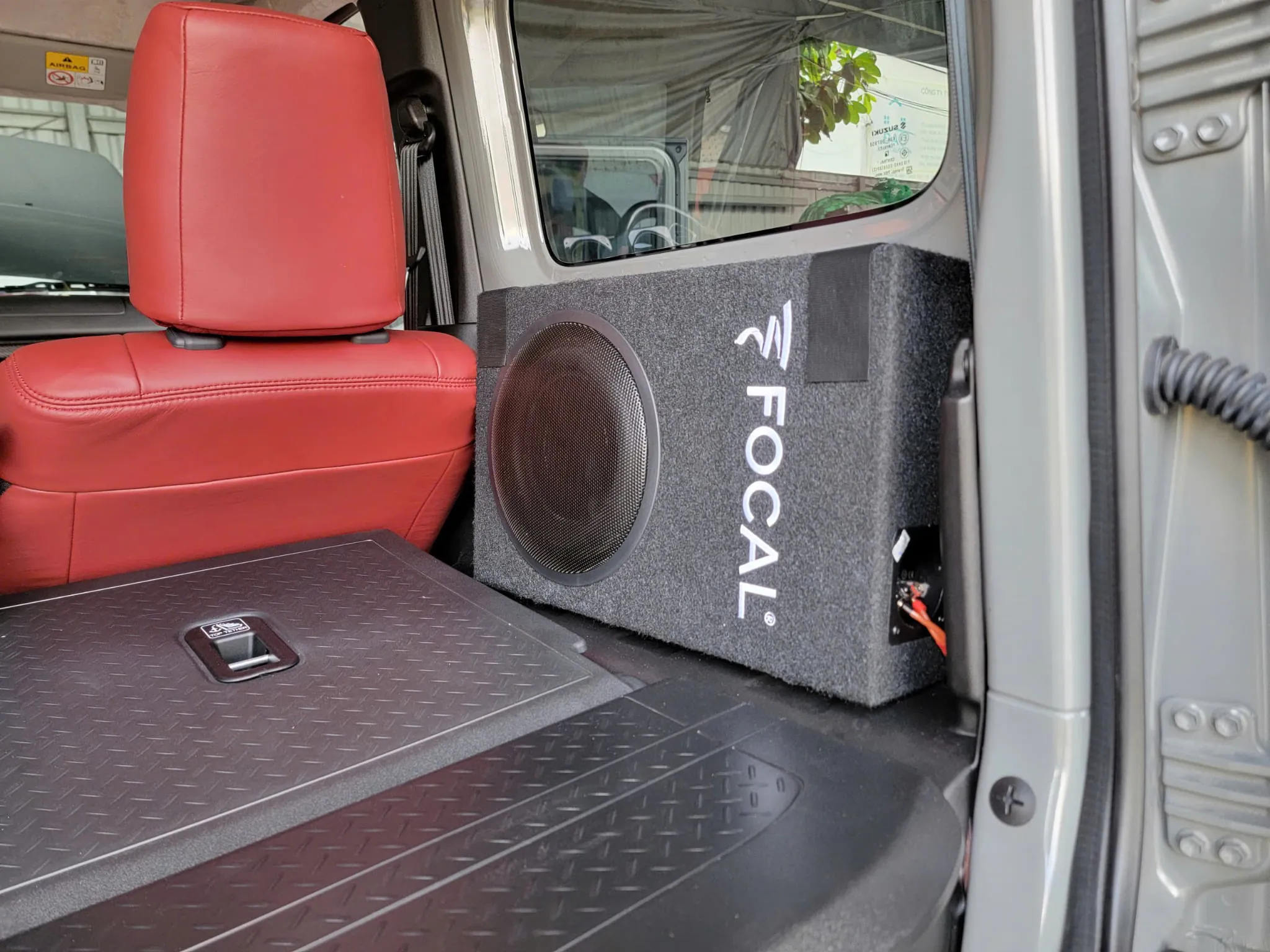 Đặt Sub hơi Focal PSB200 ở cốp Suzuki Jimny