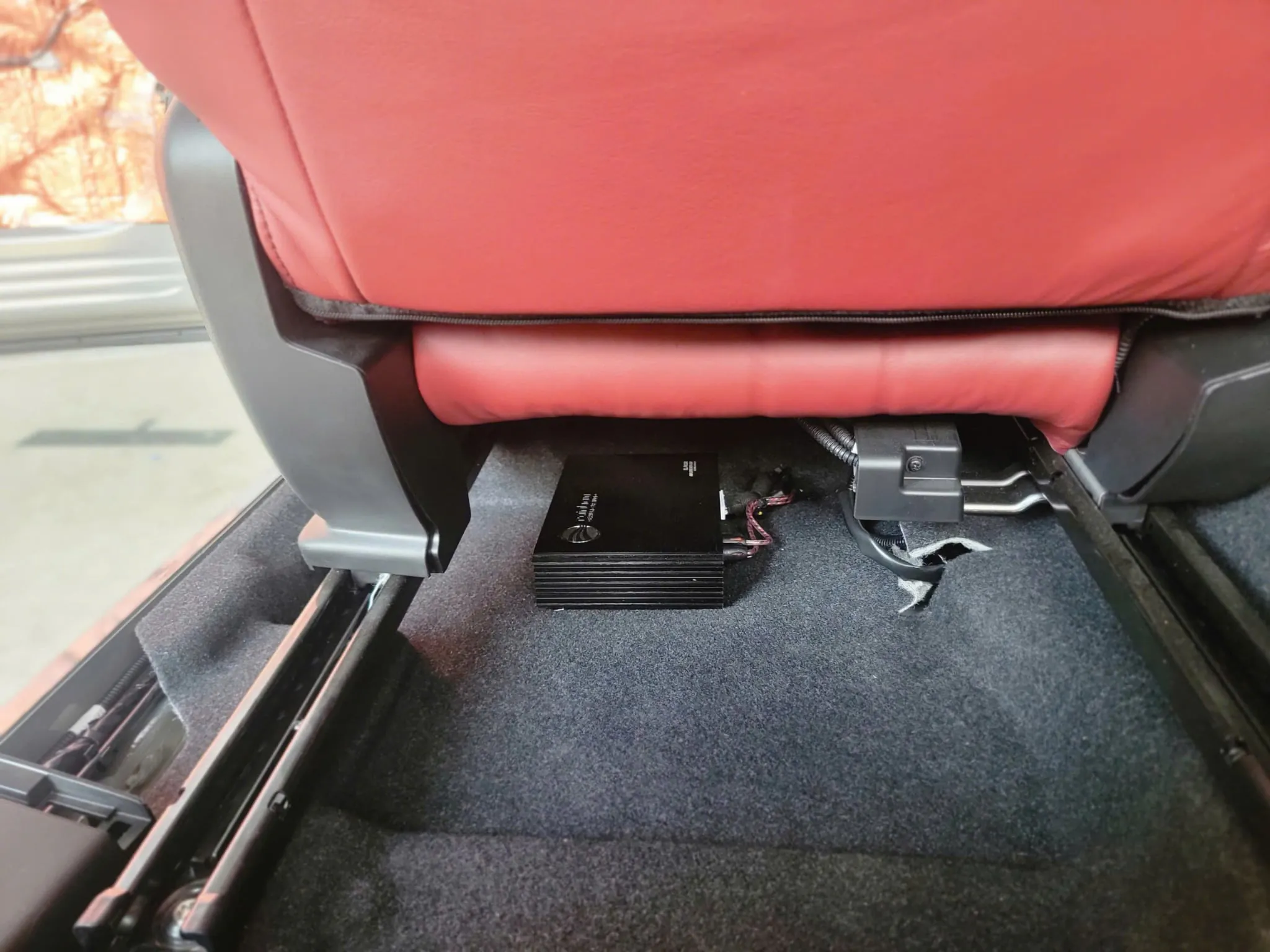 DSP Rainbow EL-PA200 Neo đặt gầm ghế Suzuki Jimny