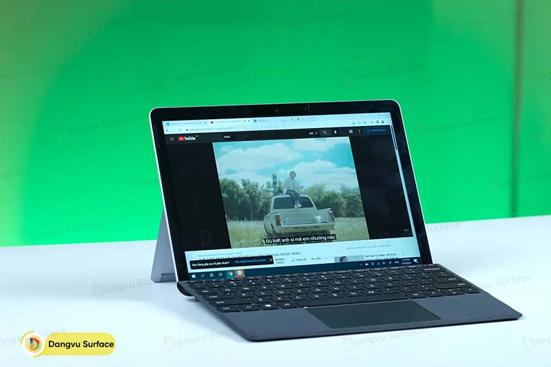 Màn hình Surface Go 3 sử dụng màn hình 10.5” với bốn viền đen dày