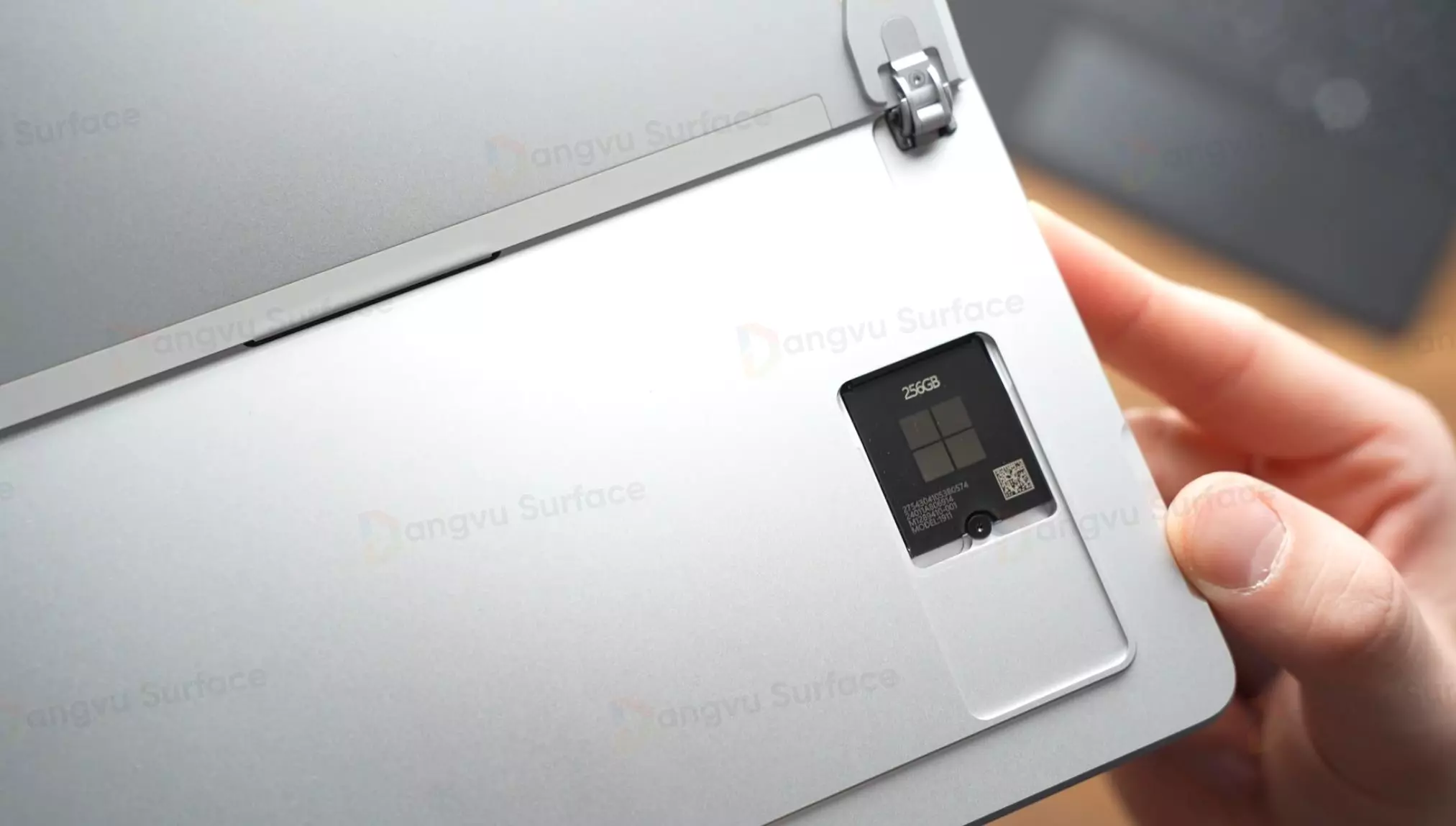 Ổ cứng của surface pro 10 SSD ở nắp lưng