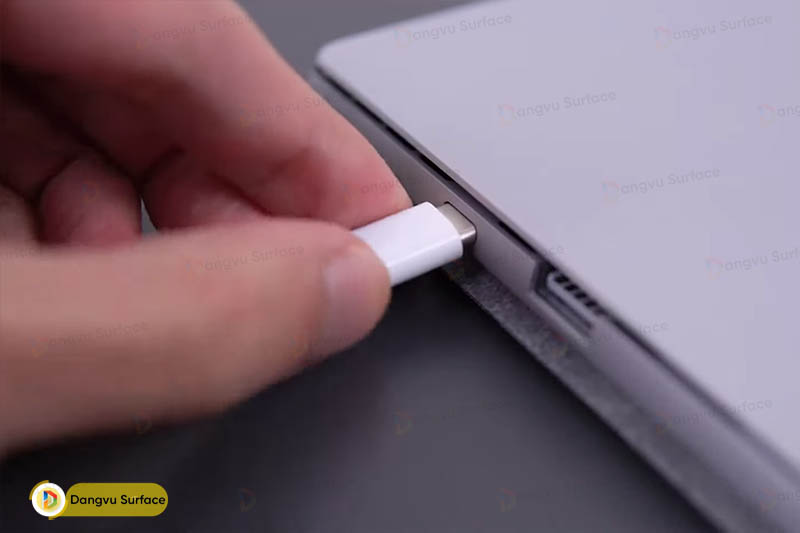 Cổng Type-C là sự thay thế cần thiết trên Surface Pro 7