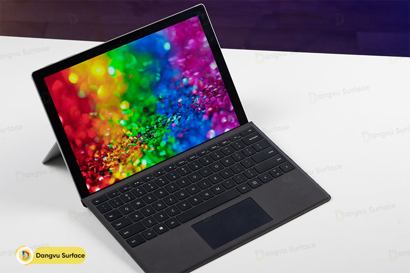 Surface Pro 5 thì có nhiều thứ hoàn chỉnh hơn Pro 3, đương nhiên giá máy cũng đắt hơn