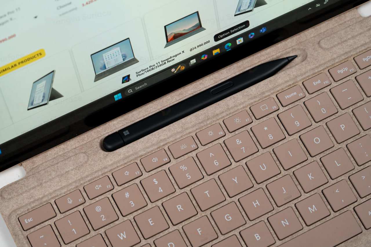 Flex Keyboard không dây và Slim Pen 2 trên Surface Pro 11
