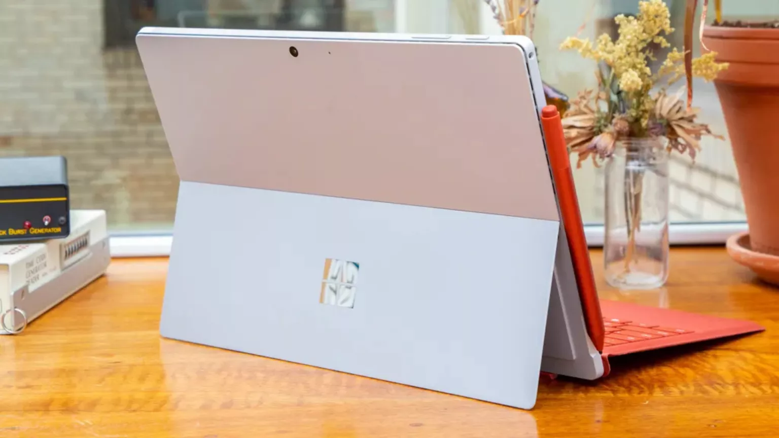 Surface Pro 7 xuất hiện vào cuối năm 2019 như một quả bom