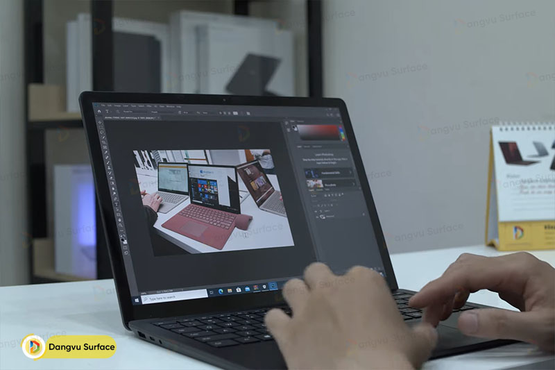 Laptop thì to hơn và tất nhiên làm việc tốt hơn
