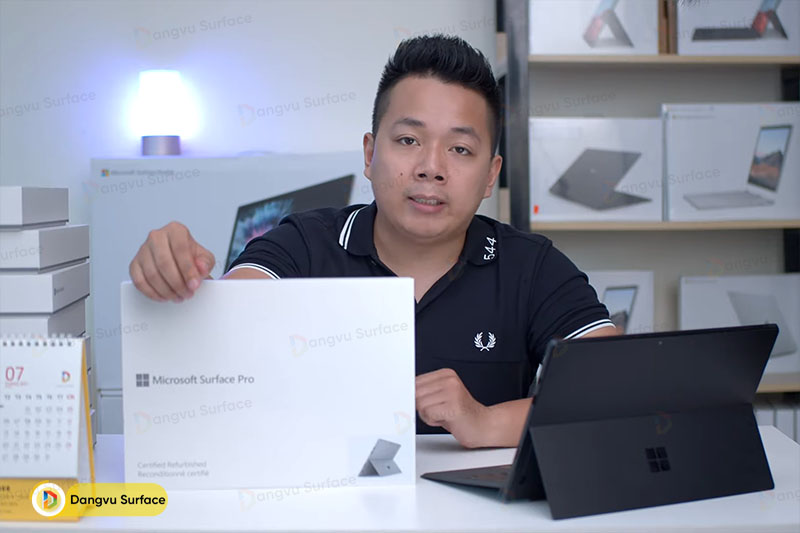 Không sáng bóng nhưng vỏ của Surface Pro lại được cái khá bền bỉ