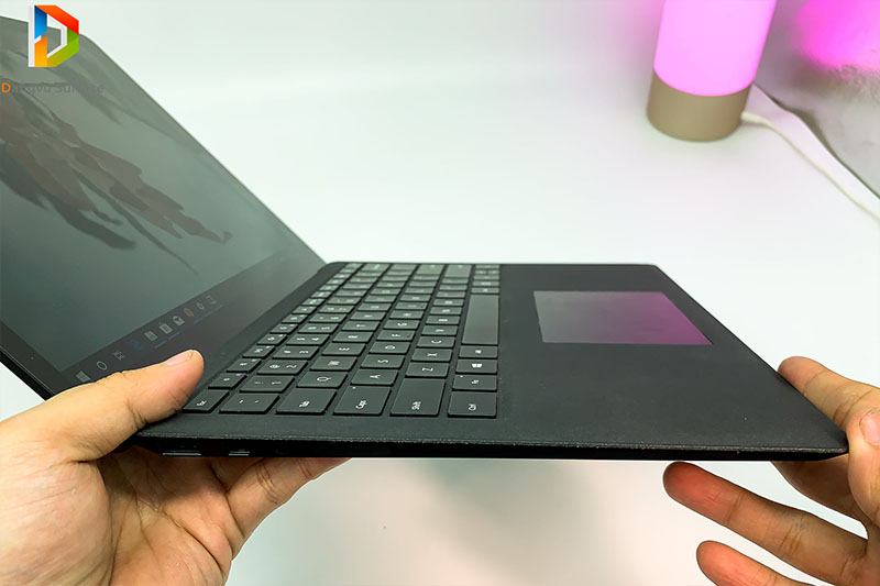 Bàn phím phủ vải Alcantara cho cảm giác làm việc thoải mái hơn.
