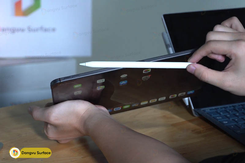 Do iPad quá mỏng nên Apple PenCil không thể dínnh chắc chắn