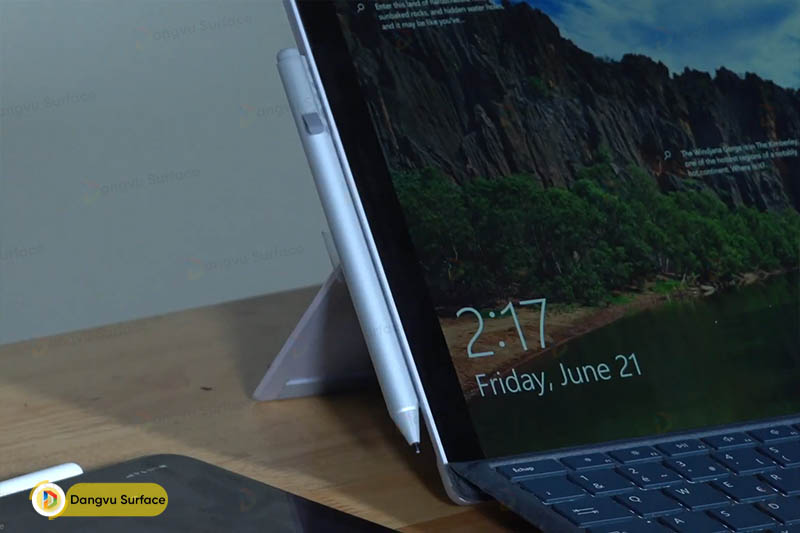 Surface Pen 2017 được thiết kế giống một chiếc bút bi bình thường
