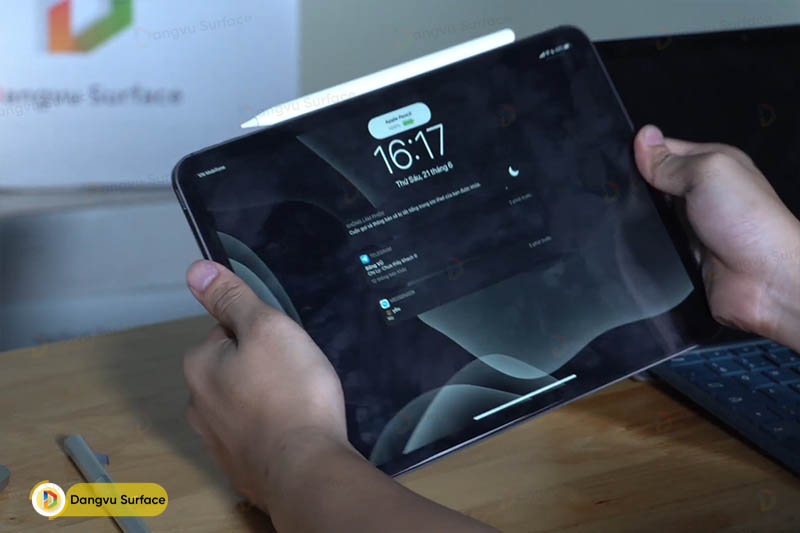 Apple Pencil đặt vị trí này ở cạnh trên theo chiều ngang nên thuận tiện cho tất cả mọi người