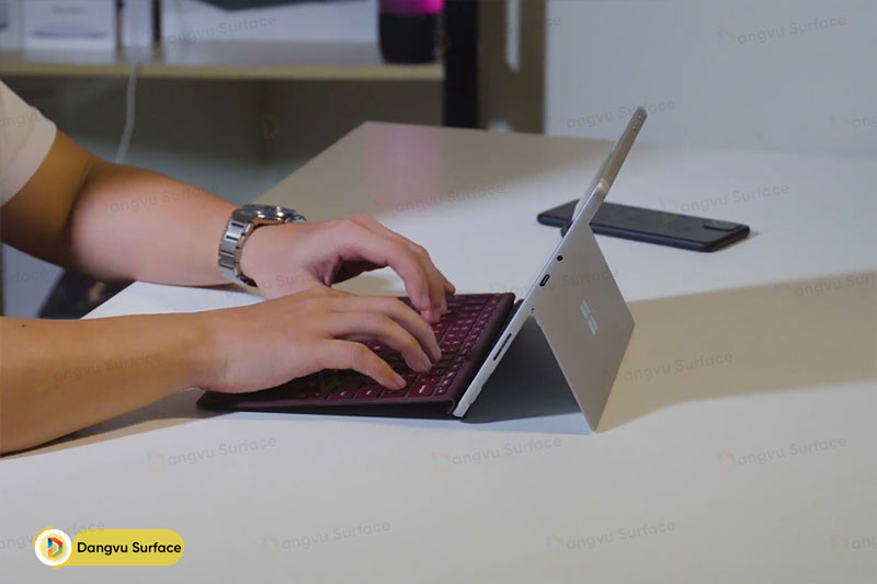 Surface Go còn có sự tương tác với công việc rất cao khi chạy Windows 10