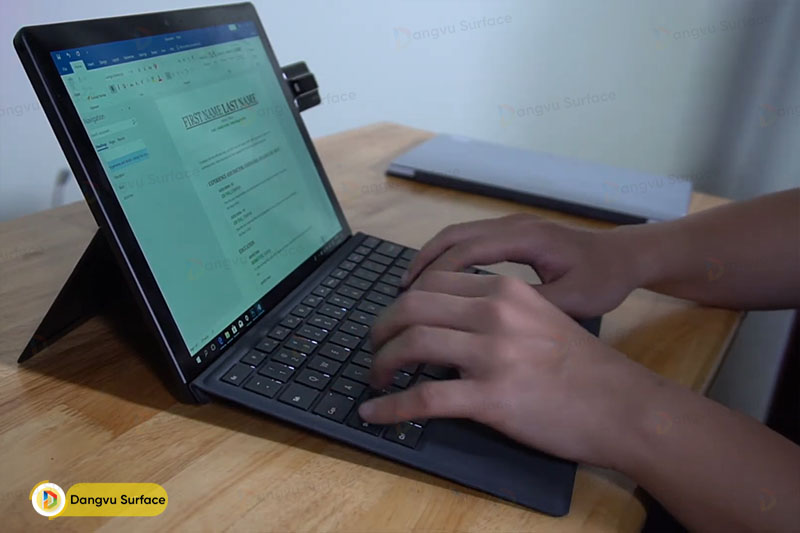 Chất lượng bàn phím của dòng Surface có lẽ không tốt nhất thì cũng tốt nhì