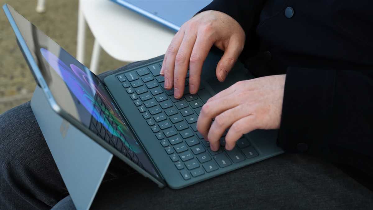 Surface Pro 12 inch là máy tính thế hệ mới – hỗ trợ AI toàn diện với Copilot+