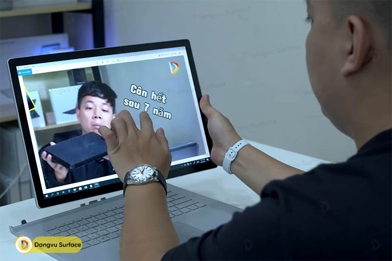 Các màn hình Surface nào có thể hoạt động độc lập thì đường nhiên đều chứa các vi mạch