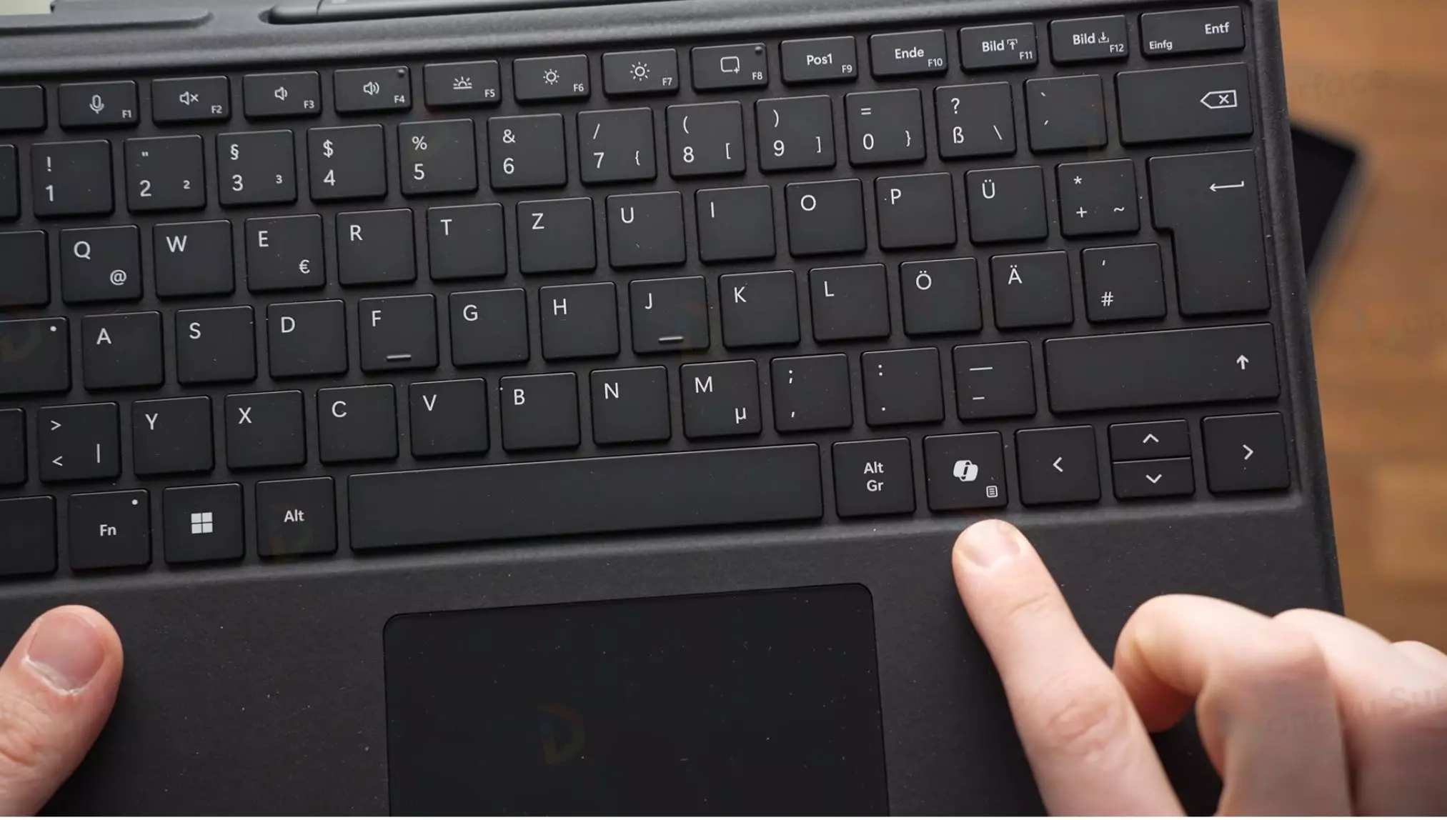 Bàn phím trên Surface Pro 10