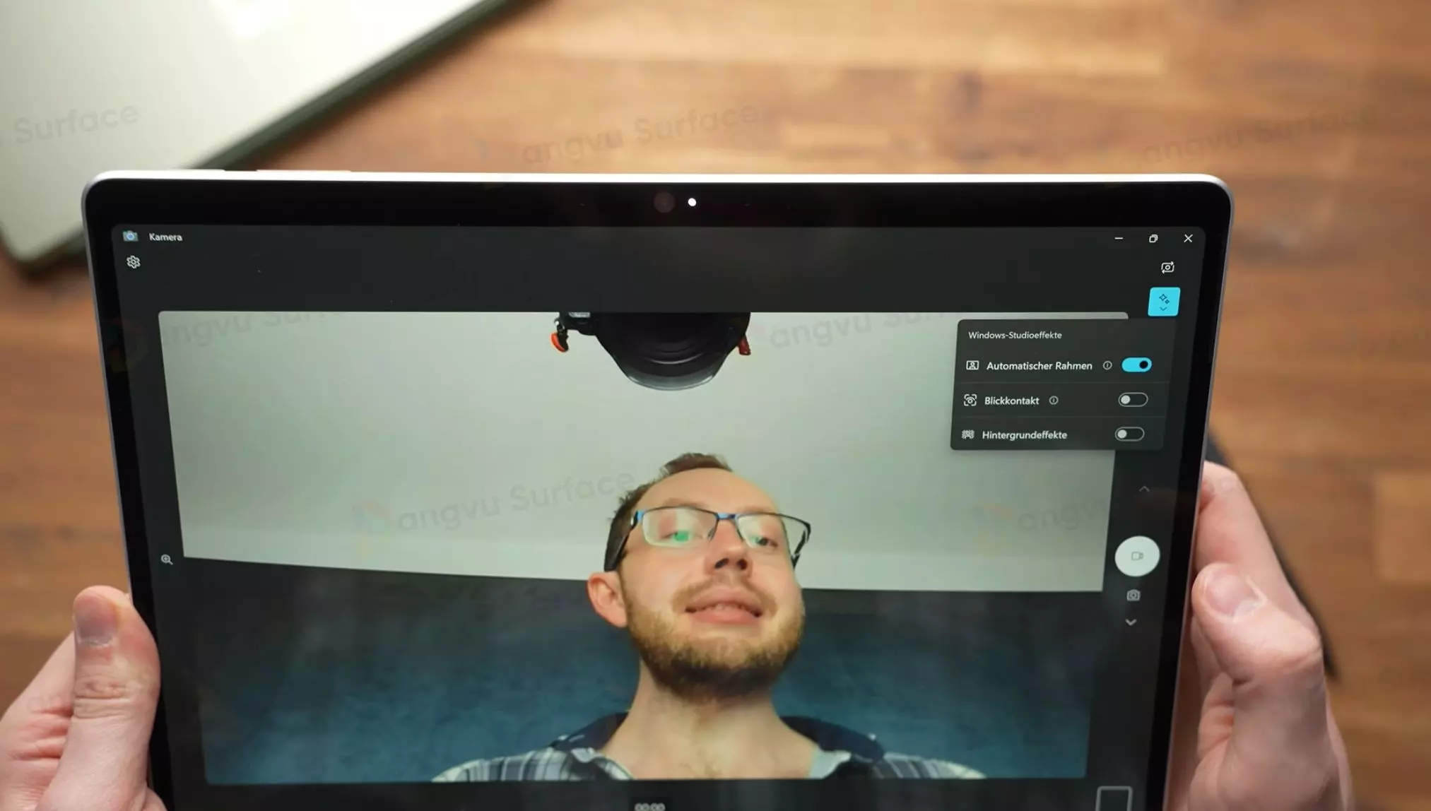 Pro 10 với cụm Webcam Full HD