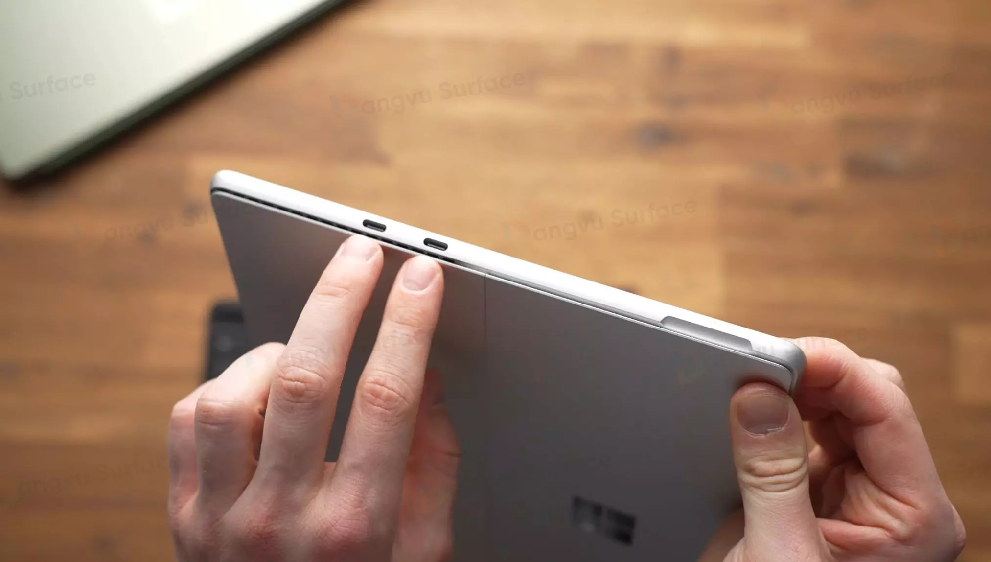 Surface Pro 10 được trang bị 2x cổng USB-C/Thunderbolt 4.0, 1x cổng Surface Connect và 1x cổng kết nối bàn phím