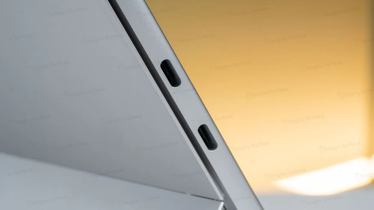 Surface Pro Gen 9 được trang bị Thunderbolt 4 giúp kết nối nhanh hơn, hiện đại hơn