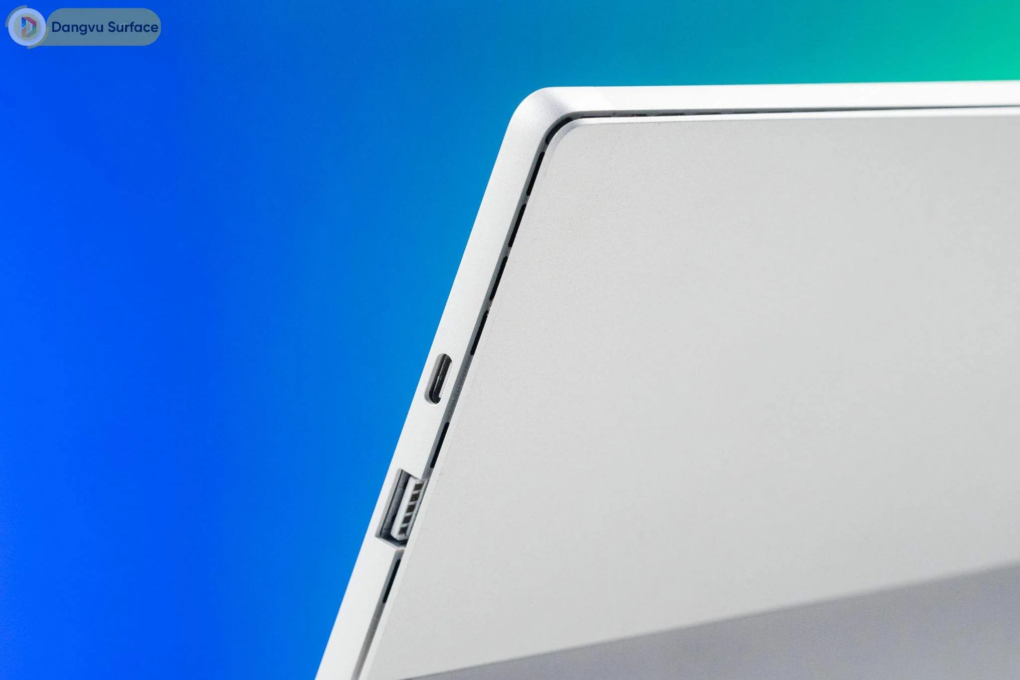Cổng USB-A, Mini DisplayPort trên Surface Pro 7