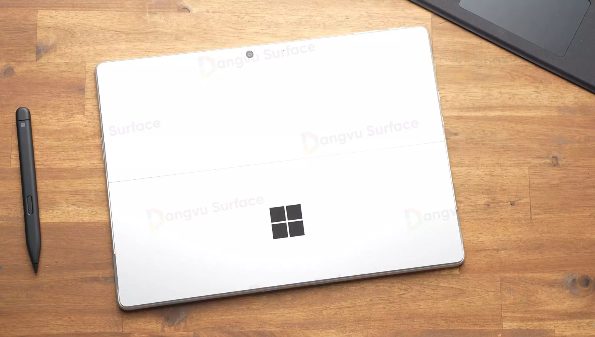Phần vỏ của Surface Pro 10 được làm từ chất liệu nhôm nguyên khối