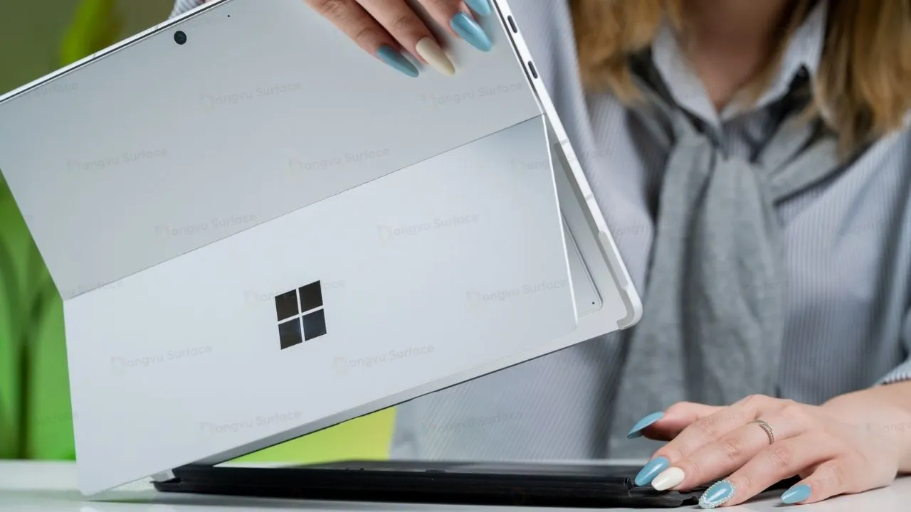 Thiết kế của surface pro 9 rất nhỏ gọn, tiện lợi khi sử dụng