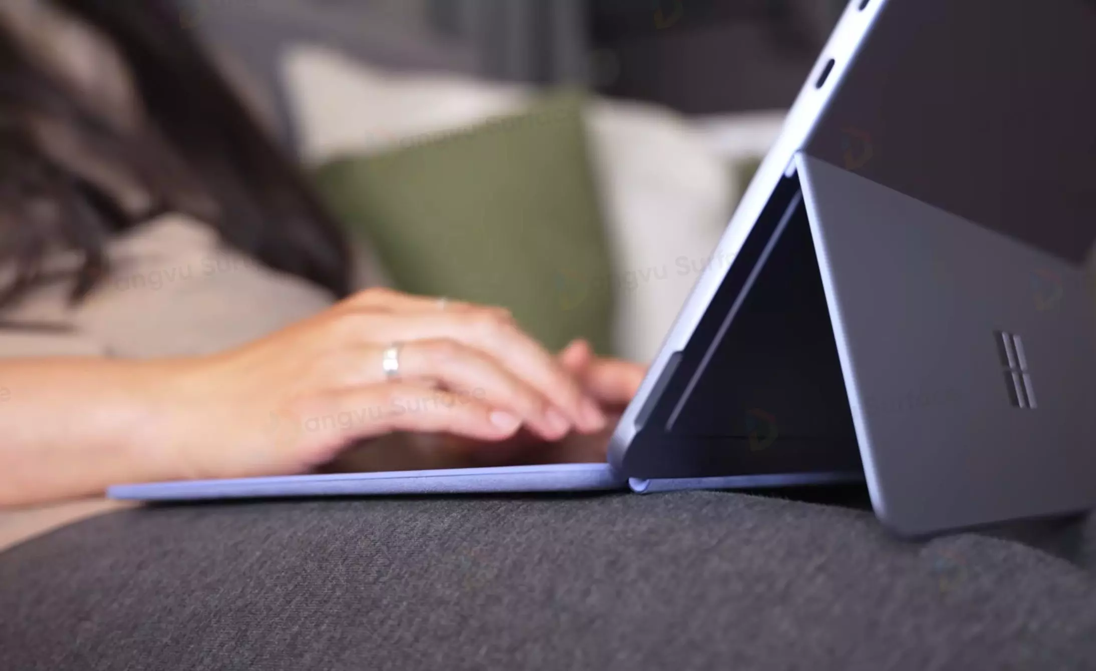 Surface Pro 12 inch chỉ còn 2 cổng USB-C 3.2