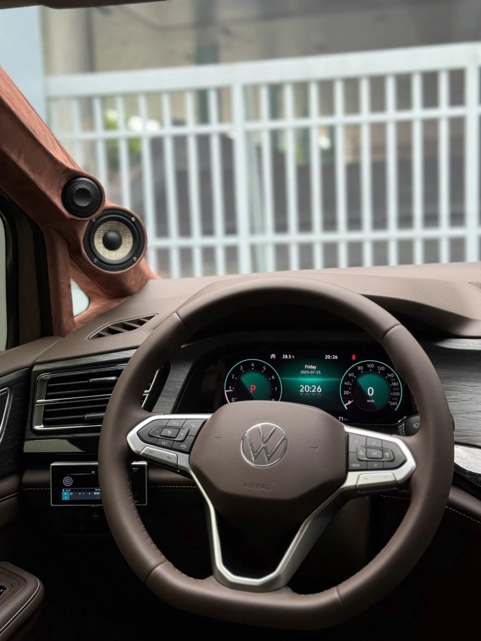Volkswagen Viloran, phía trước lắp Focal PS 165 F3E 