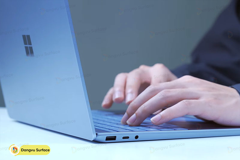 Phần ruột của một chiếc Laptop i7 luôn đi kèm quạt tản nhiệt. Có lẽ Surface Laptop Go không đủ không gian chứa quạt.