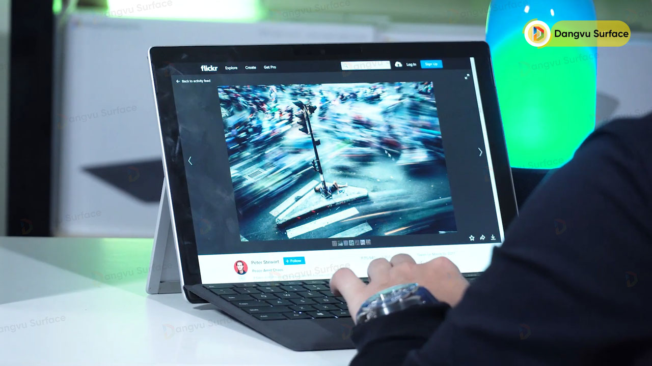 Chiếc Surface Pro 6 Của Tôi Bị Lỗi, Loạn Cảm ứng Khi Sạc Pin Tại Sao