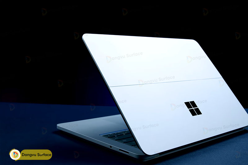 Laptop Studio có cấu hình mạnh mẽ và khả năng xử lí ngang ngửa với MacBook Pro về mọi mặt