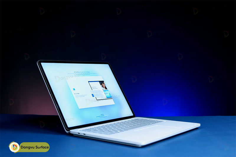 Về cơ bản vẫn giống 1 chiếc laptop xách tay thông thường