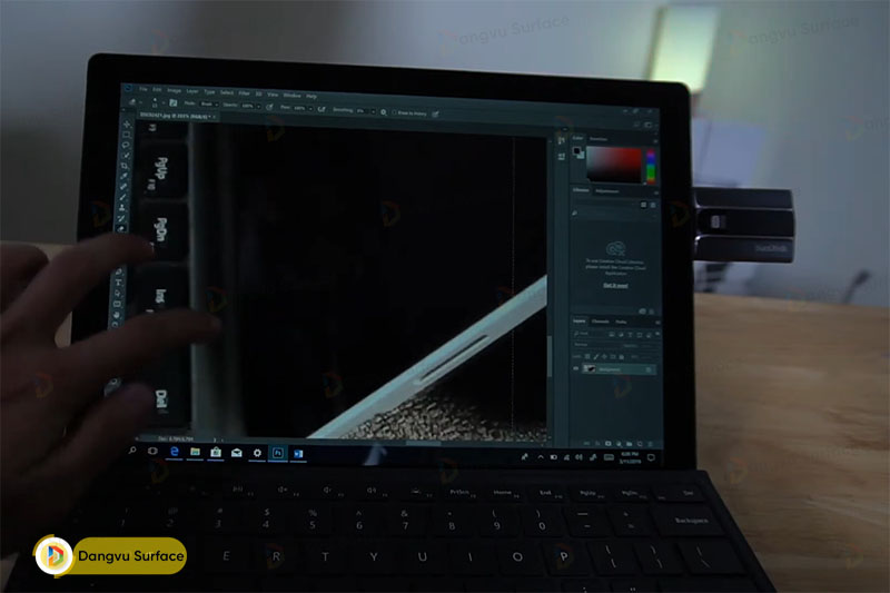 Surface Pro 6 hỗ trợ tốt cho công việc văn phòng, đồ họa đơn giản