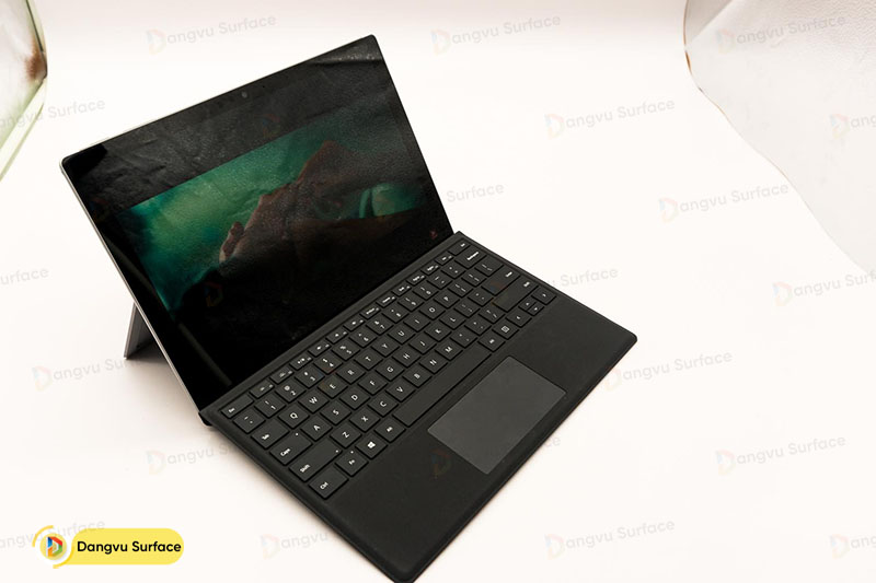 Surface Microsoft ở Việt Nam thì không có hàng phân phối chính hãng mà chỉ có hàng xách tay chính hãng